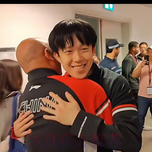 我们的故事 - 亚运男足小将亲吻护腿板告慰已故队友：替他实现国家队梦想